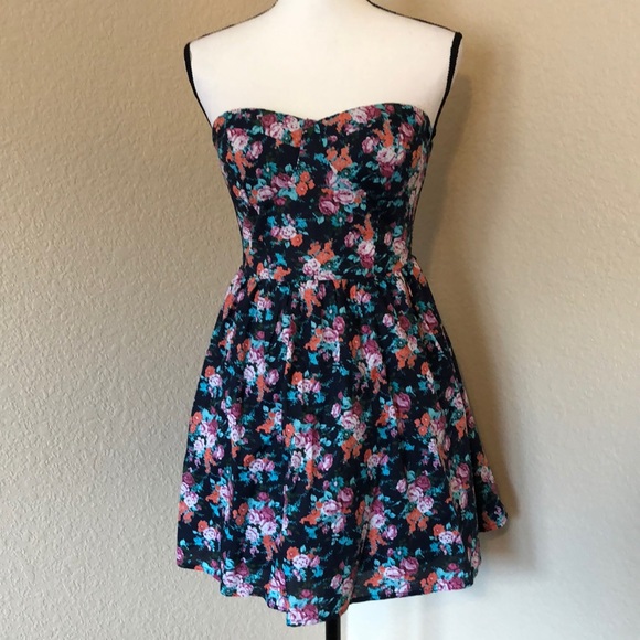 intro. Dresses & Skirts - Intro Strapless Floral Dress